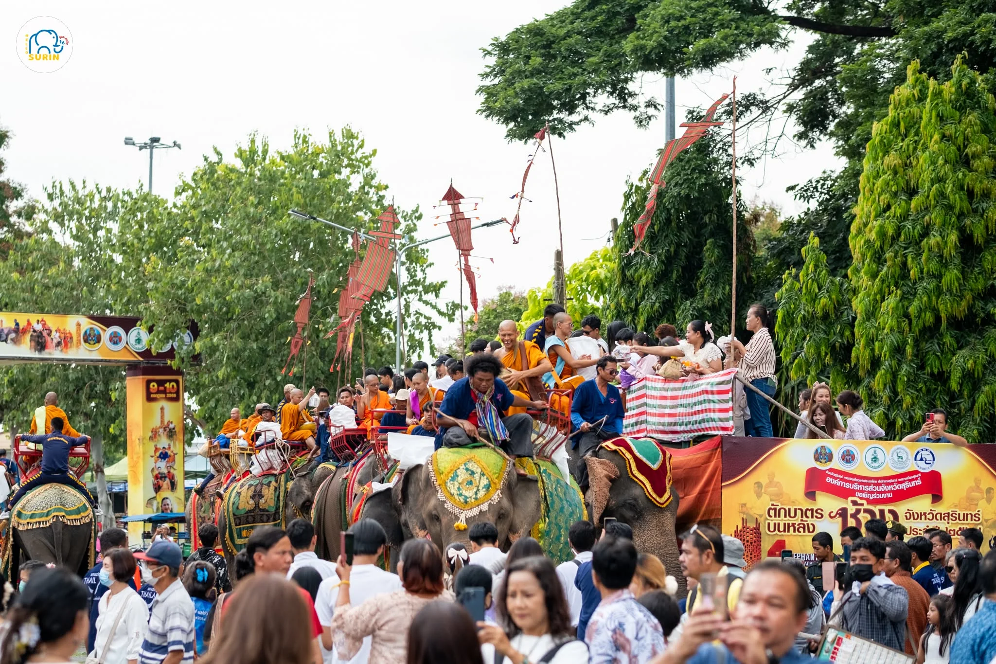 ตักบาตรบนหลังช้าง2568-11